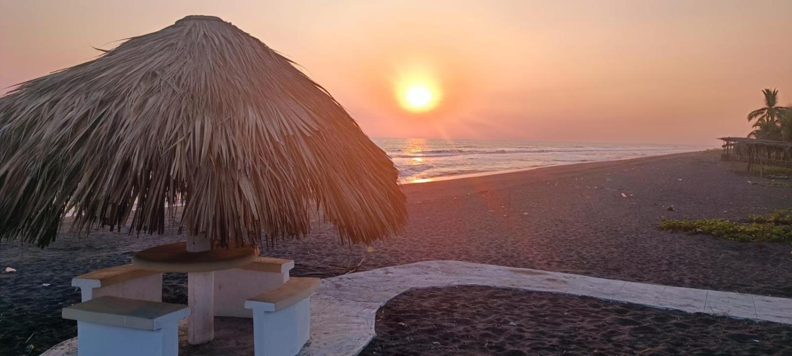 Lo De Reyes Monterrico Y Sipacate Hotel Las Quechas Exterior photo